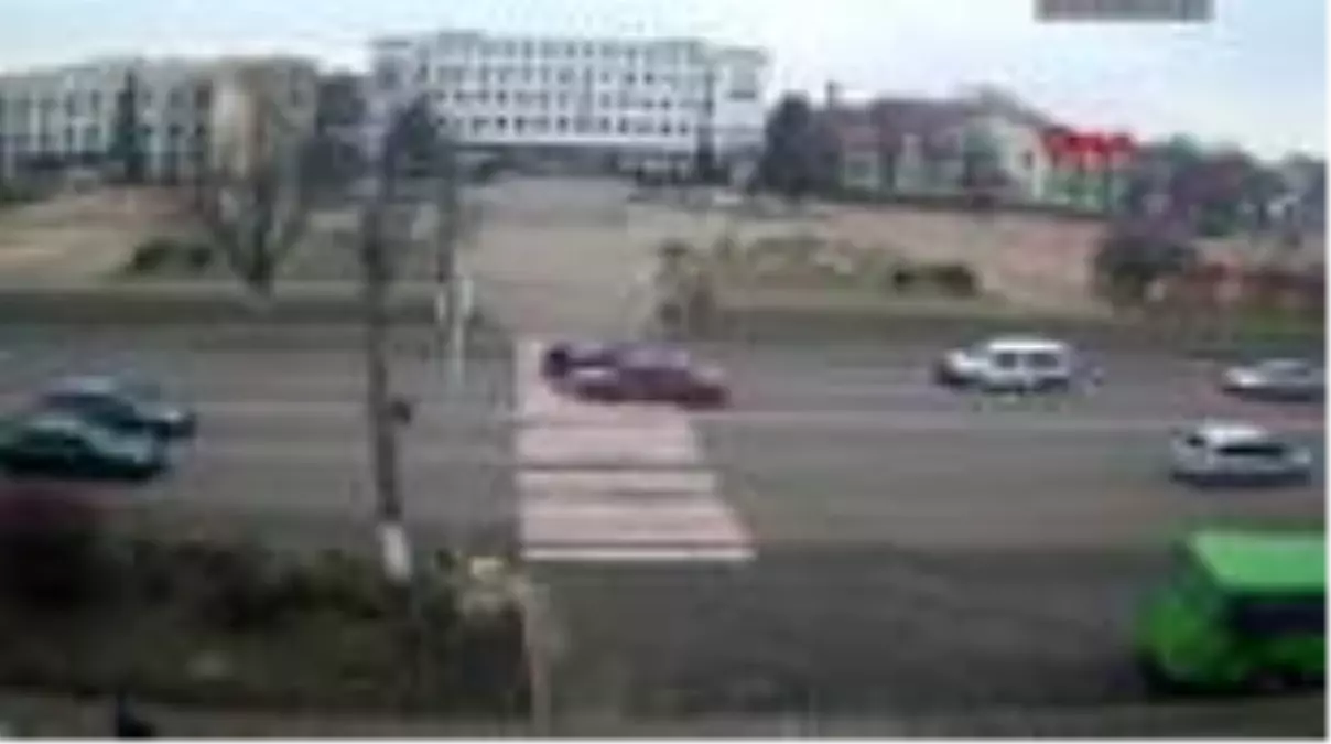 Ukrayna\'da, türk vatandaşına otomobil çarpma anı kamerada