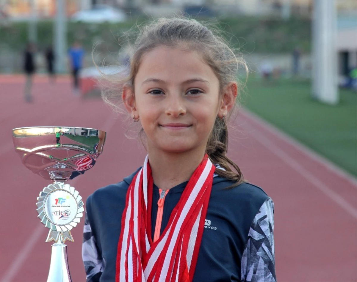 Yasemin Pilatin 9 yaşında Türkiye Tenis Şampiyonu oldu