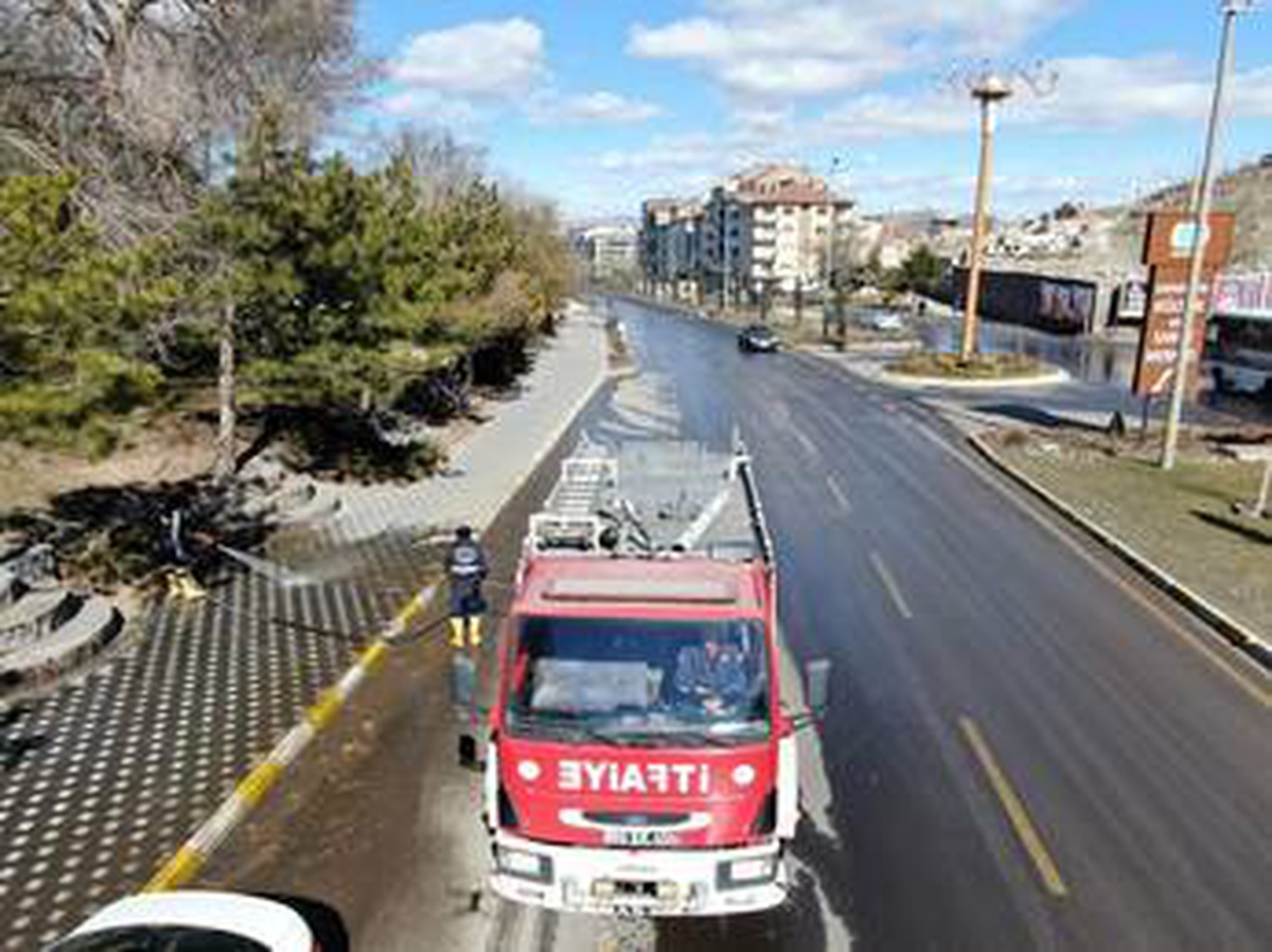 Yaya kaldırımları ve yollar tazyikli su ile yıkanarak temizleniyor