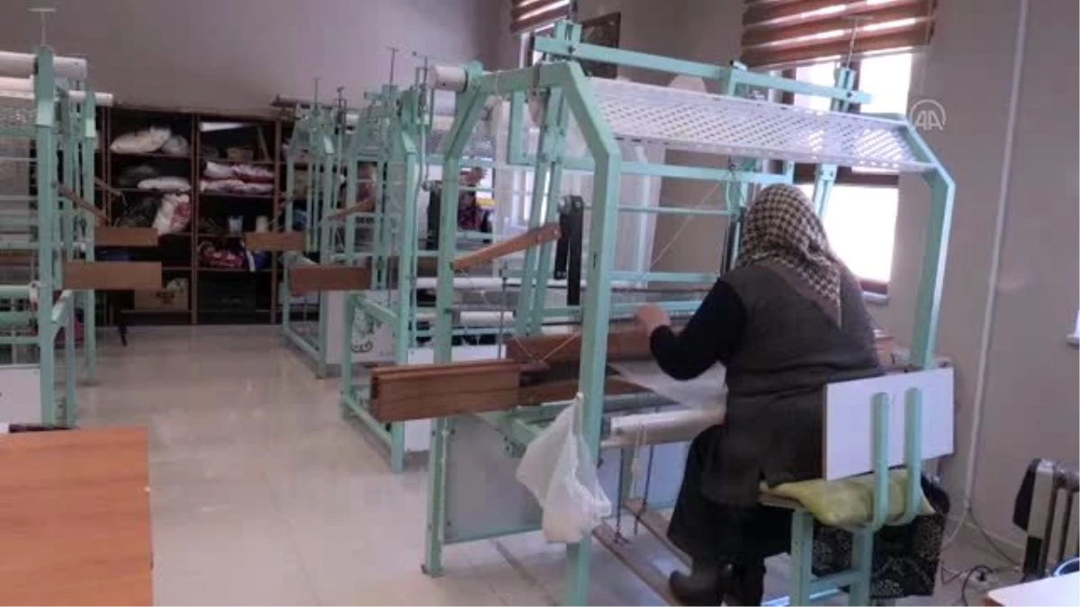 Yozgatlı kadınlar "cicim dokuma" tekniğiyle iplikten kumaş, kilim üretiyor