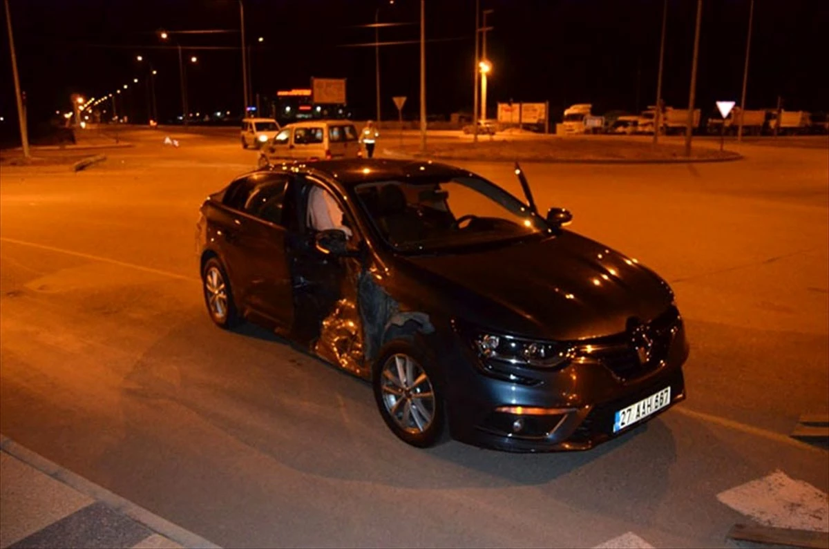 Aksaray\'da hafif ticari araç ile otomobil çarpıştı: 8 yaralı