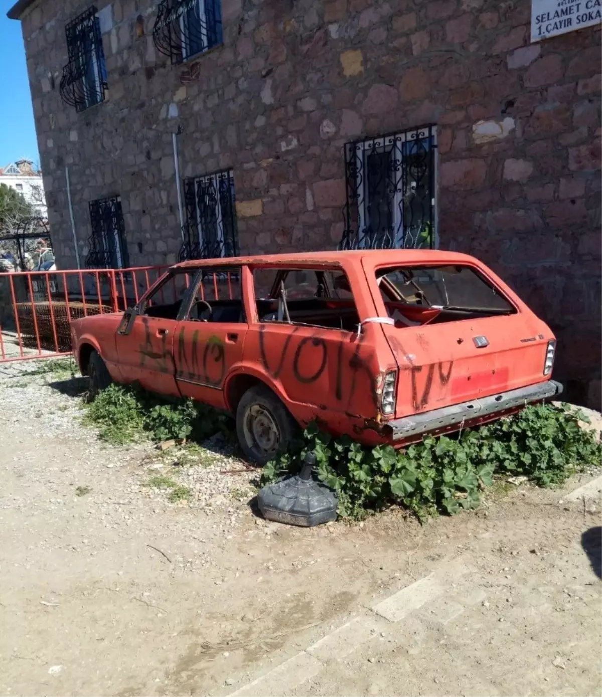 Ayvalık Belediyesi hurda araçları ve izinsiz reklam tabelalarını kaldırdı