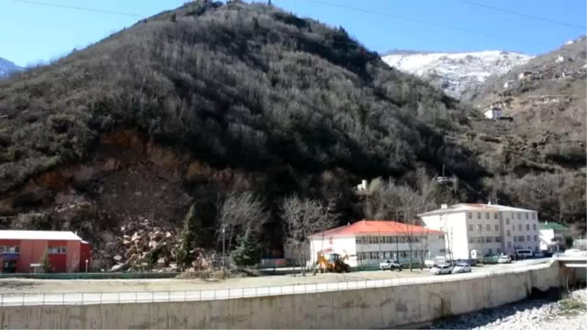 Bahçe duvarı heyelandan zarar gören okulda eğitime ara verildi