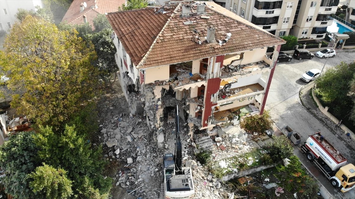 Büyükçekmece\'de risk taşıyan 4 bina yıkıldı