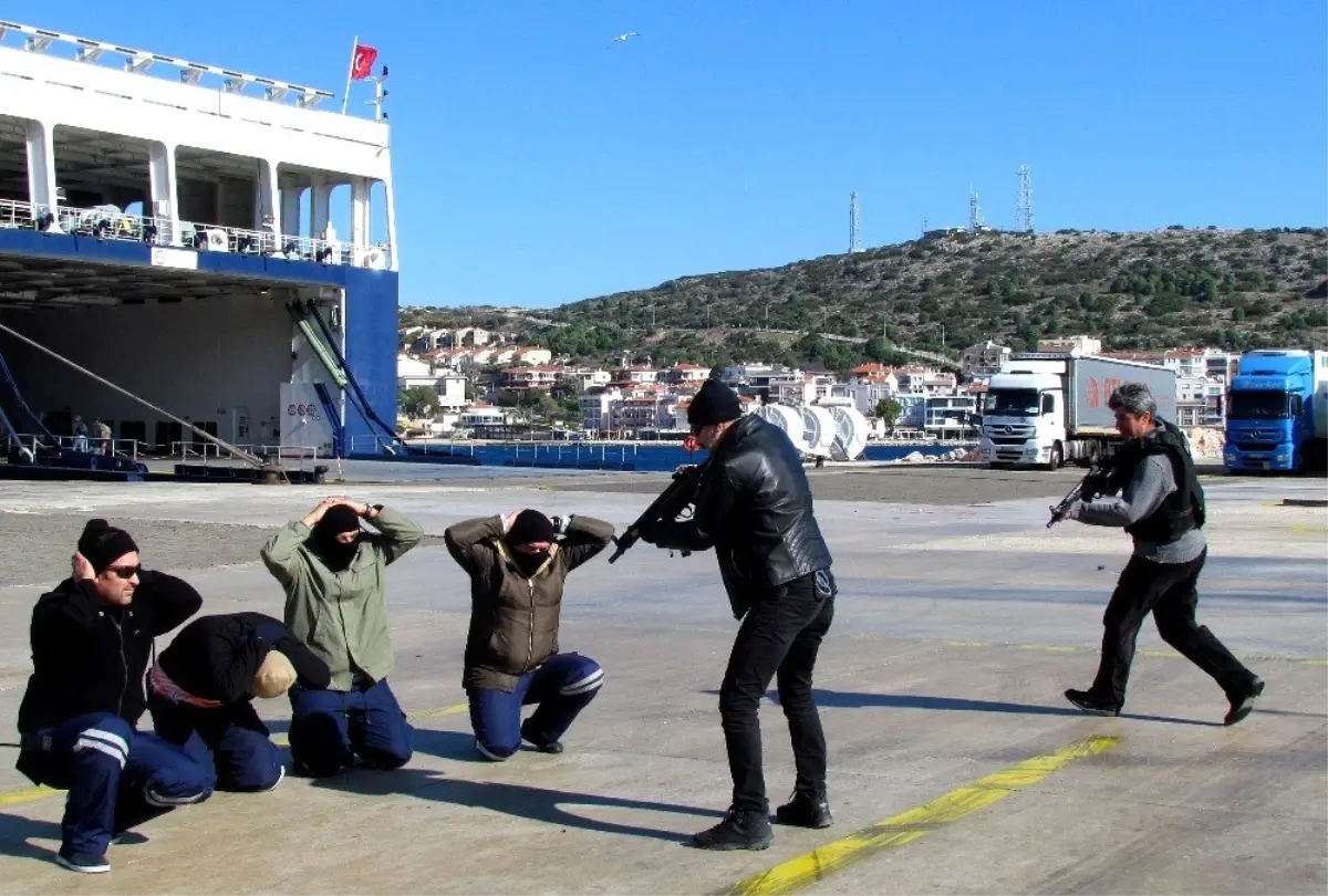 Çeşme\'de limanda nefes kesen tatbikat