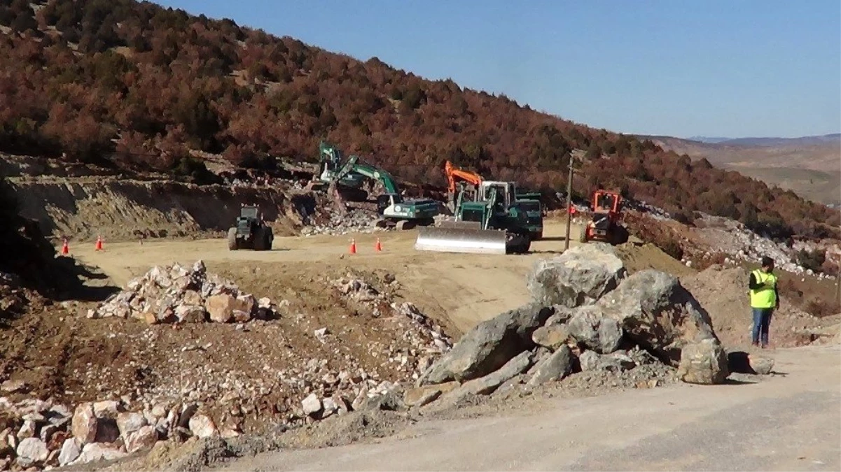 Çökme ve heyelan ilçe yolunu kapattı