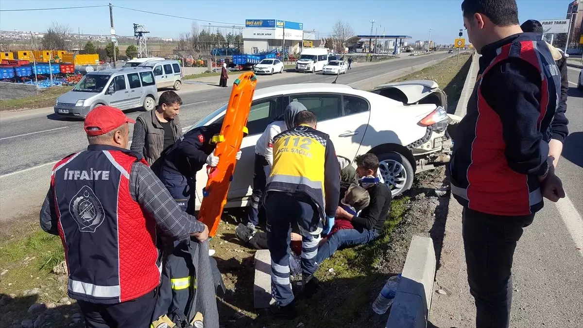 Diyarbakır\'da ambulans ile otomobil çarpıştı: 6 yaralı