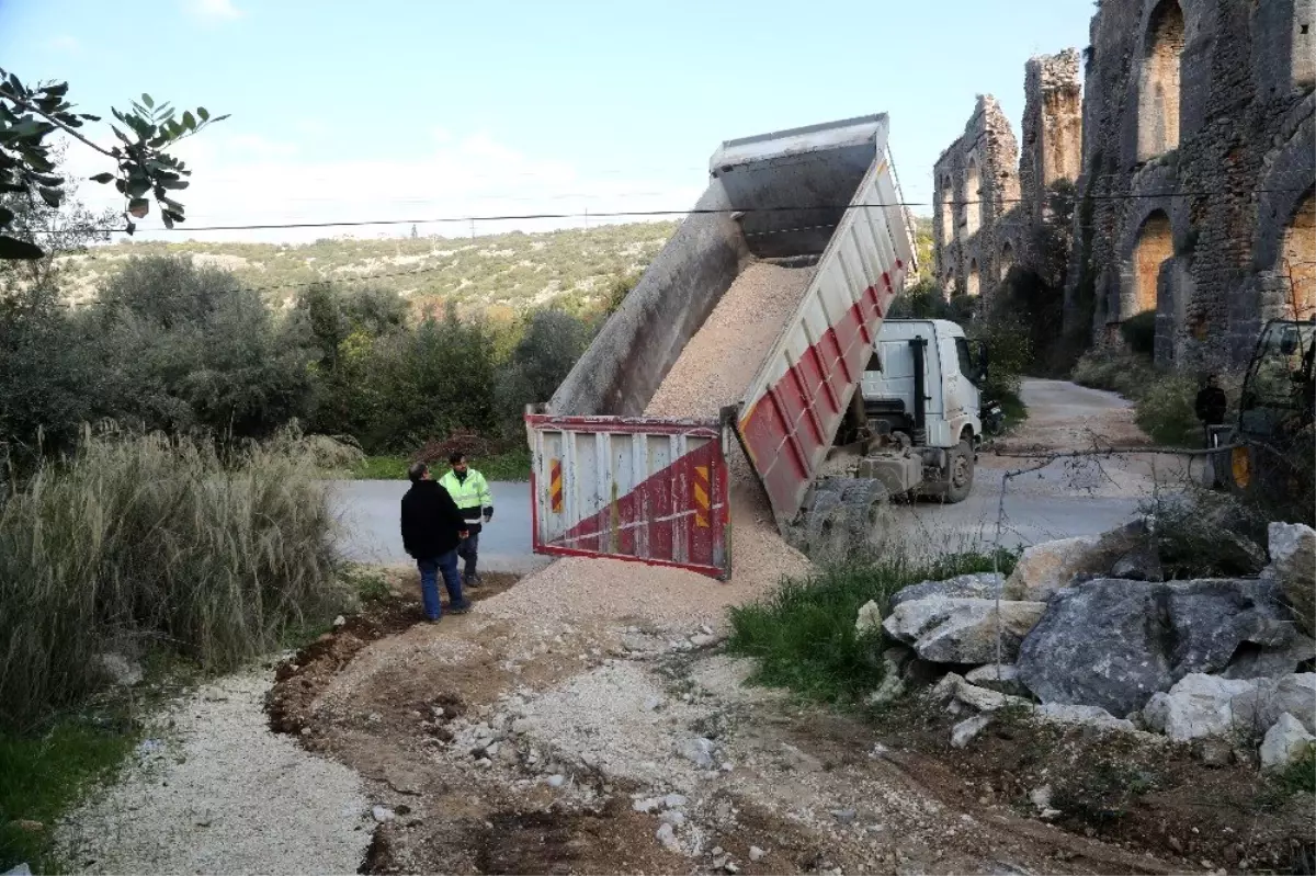 Erdemli\'de yağıştan zarar gören yollar onarılıyor