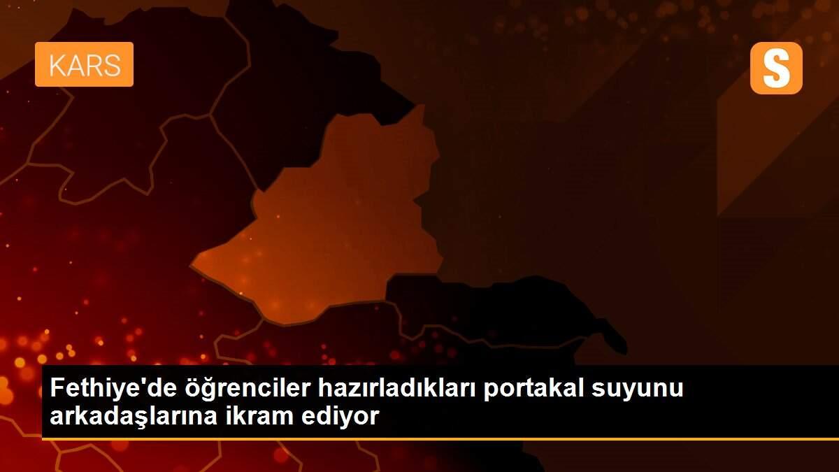 Fethiye\'de öğrenciler hazırladıkları portakal suyunu arkadaşlarına ikram ediyor