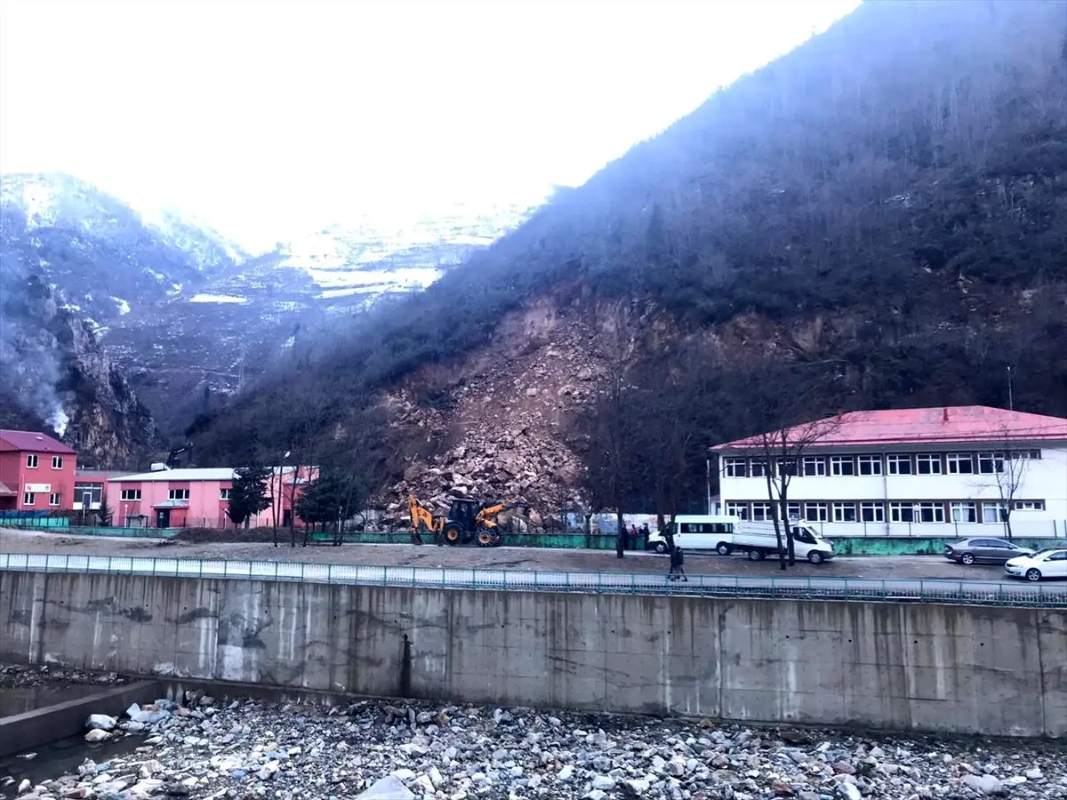 Gümüşhane\'de bahçe duvarı heyelandan zarar gören okulda eğitime ara verildi