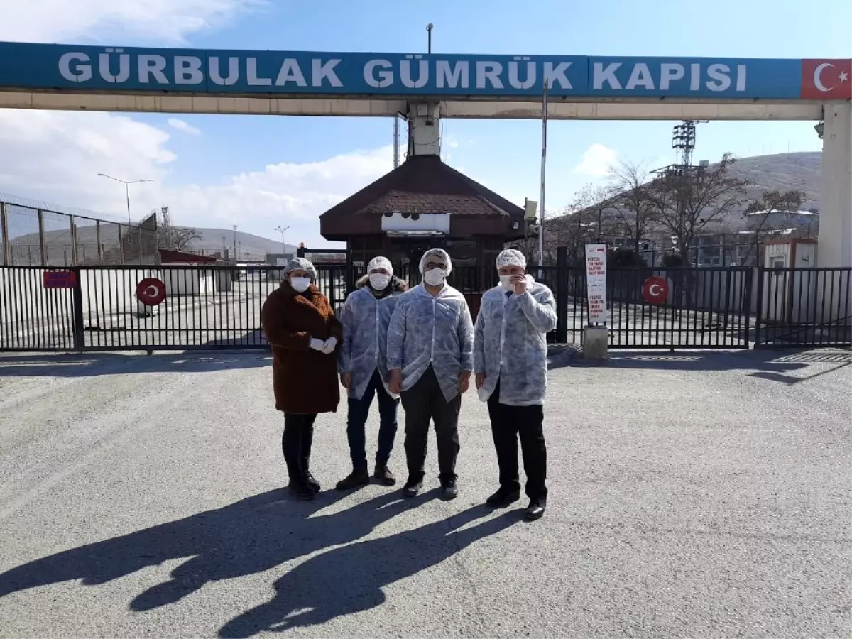 Gürbulak Sınır Kapısı\'nda araçlar dezenfekte ediliyor