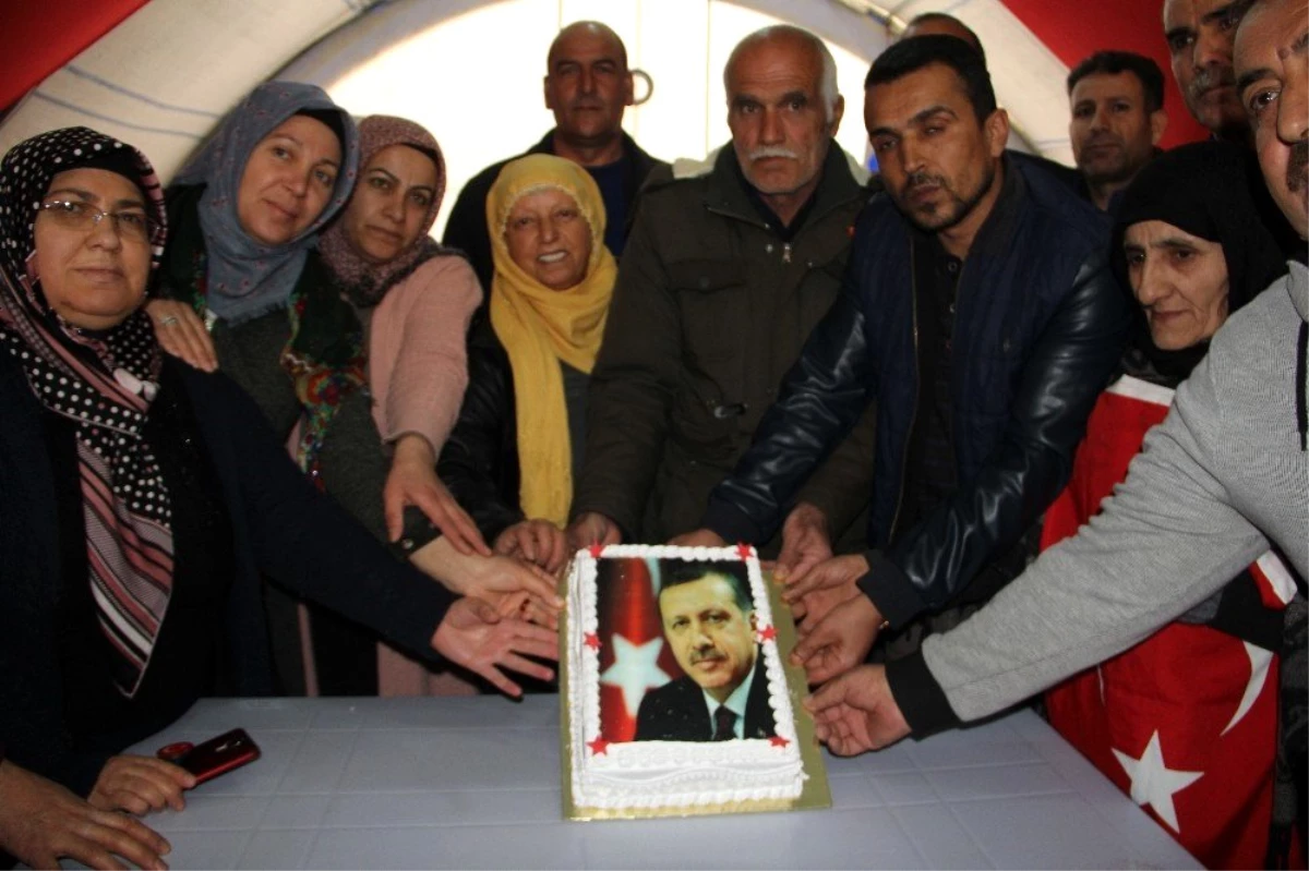 HDP önünde evlat nöbeti tutan aileler, Cumhurbaşkanı Erdoğan\'ın doğum gününü kutladı