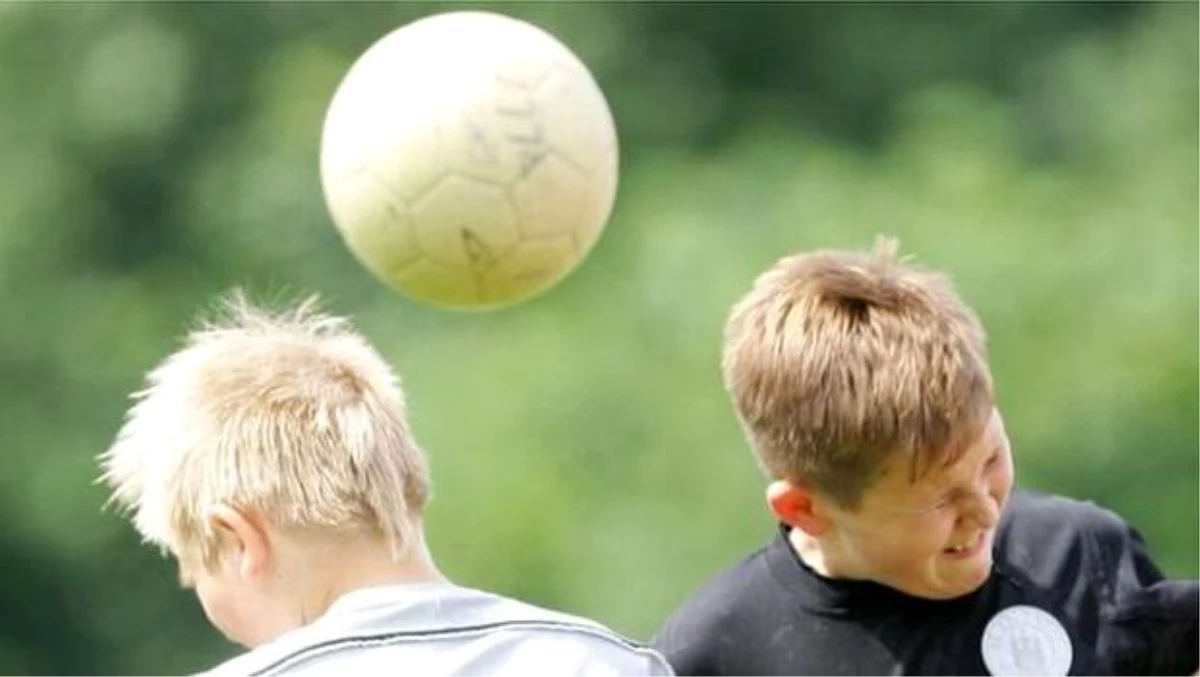İngiltere, İskoçya ve Kuzey İrlanda\'da 11 yaşından küçük çocukların topa kafa vurması yasaklandı