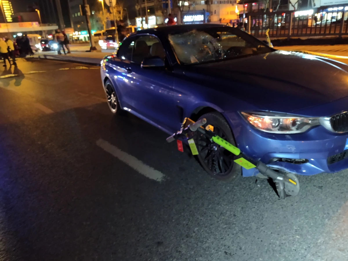 İstanbul\'da elekrikli scooter kullanan gence araba çarptı, hayatını kaybetti