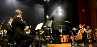 İtalyan sanatçı Tifu, Tekfen Filarmoni Orkestrasıyla Bursa'da konser verdi