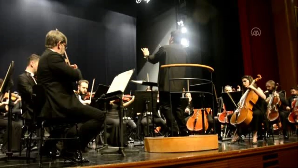 İtalyan sanatçı Tifu, Tekfen Filarmoni Orkestrasıyla Bursa\'da konser verdi