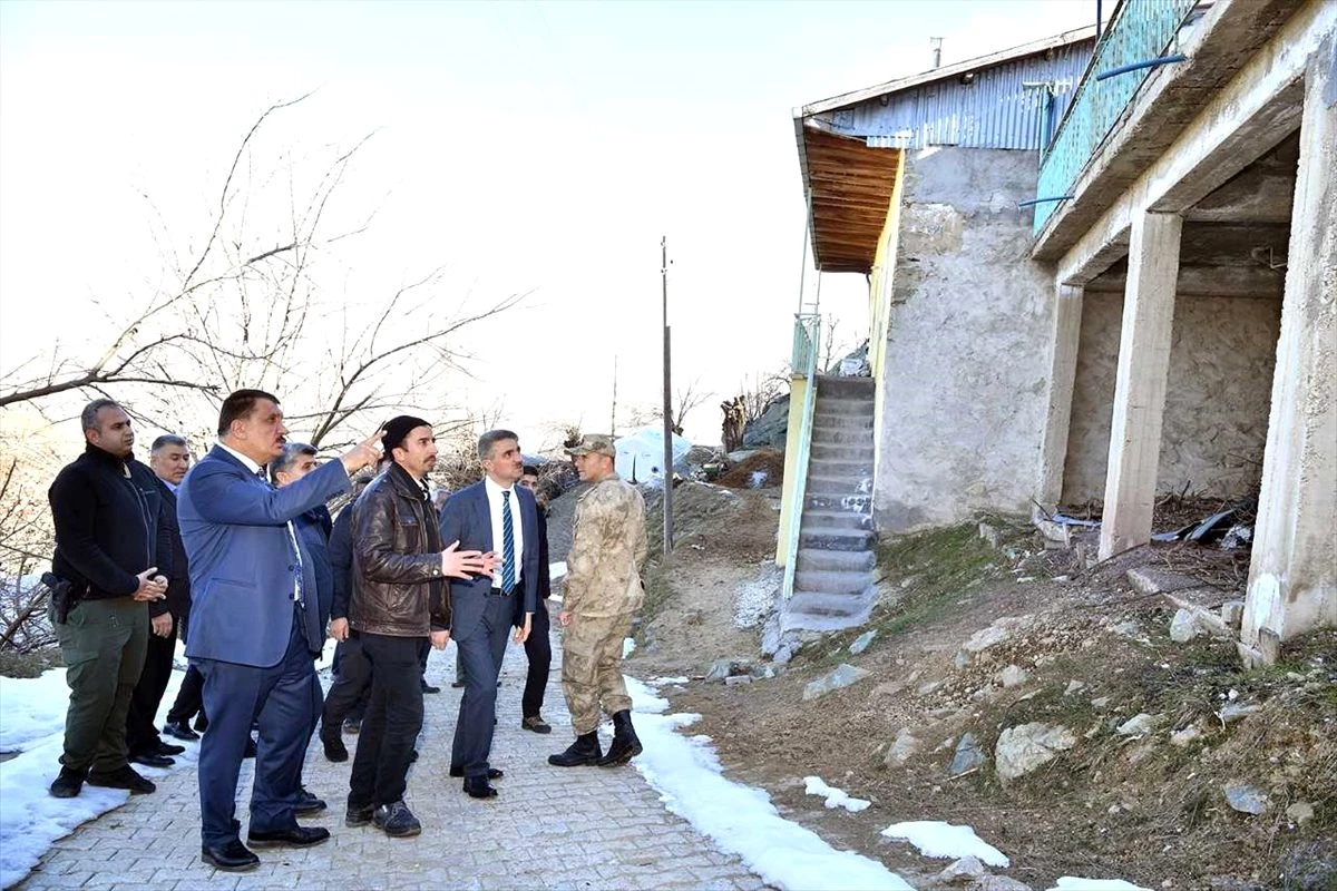 Malatya\'da vali ve belediye başkanı deprem bölgesinde inceleme yaptı