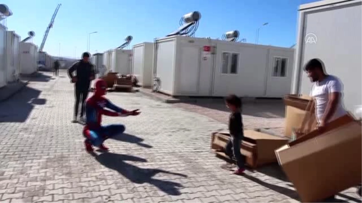 "Örümcek Adam" deprem bölgesinde çocukların yüzünü güldürüyor