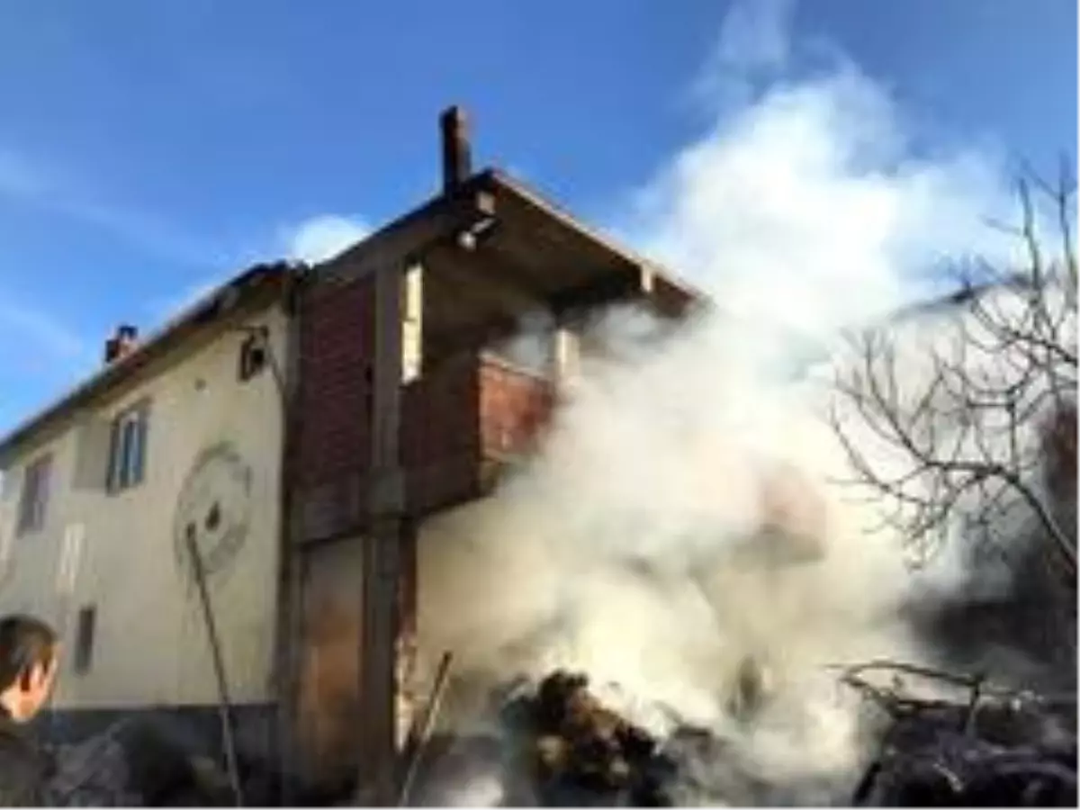 Samanlıkta çıkan yangın evin çatısına ulaştı, korku dolu anlar yaşandı