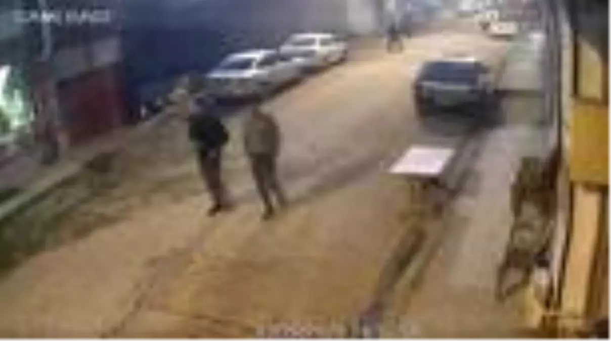 Sokak köpeklerinin saldırısından park halindeki aracın üzerine çıkarak kurtuldu