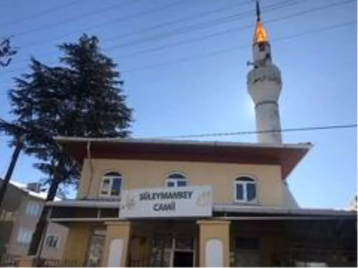 Tarihi cami minaresinde yıkılma tehlikesi