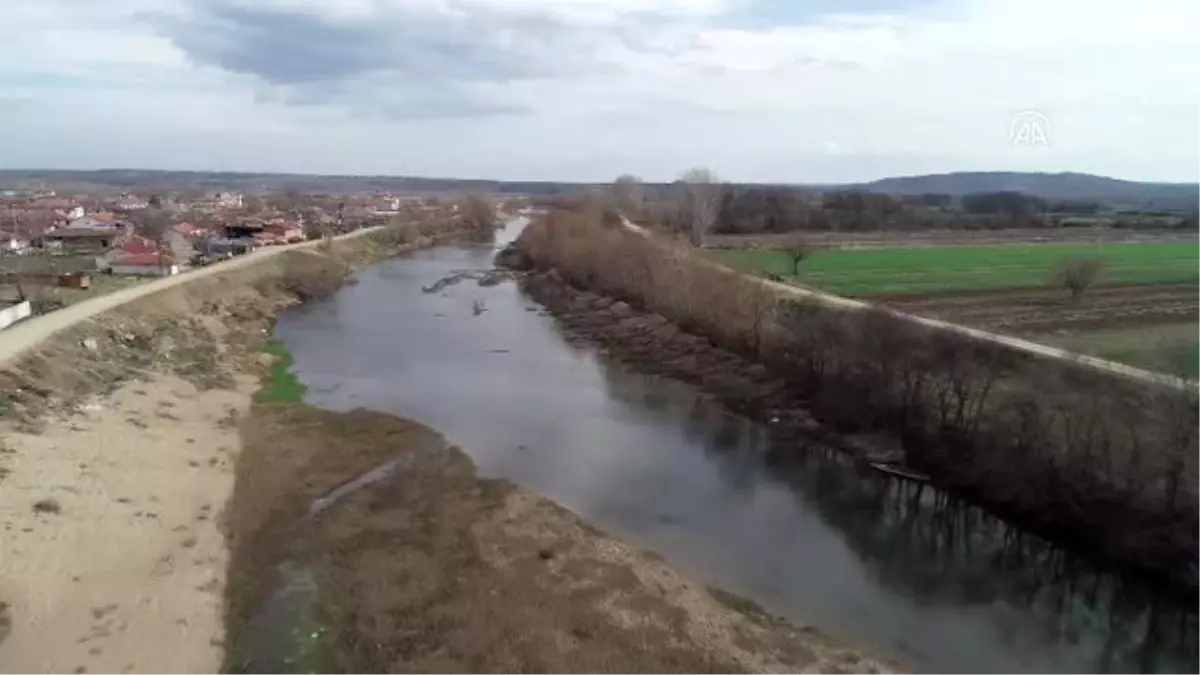 Tunca Nehri\'nin bazı alanlarında nehir yatağının büyük bölümü susuz kaldı