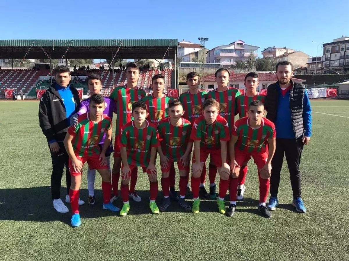 1308 Osmaneli Belediye Spor U16 futbol takımı şampiyon oldu