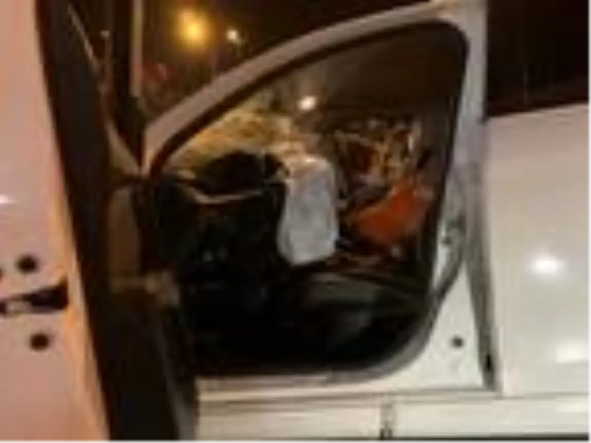 Ataşehir\'de otomobil duraktaki otobüse arkadan çarptı: 2\'si ağır, 3 yaralı