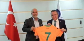 Başkan Böcek Alanyaspor ve taraftarı için marş yaptırdı