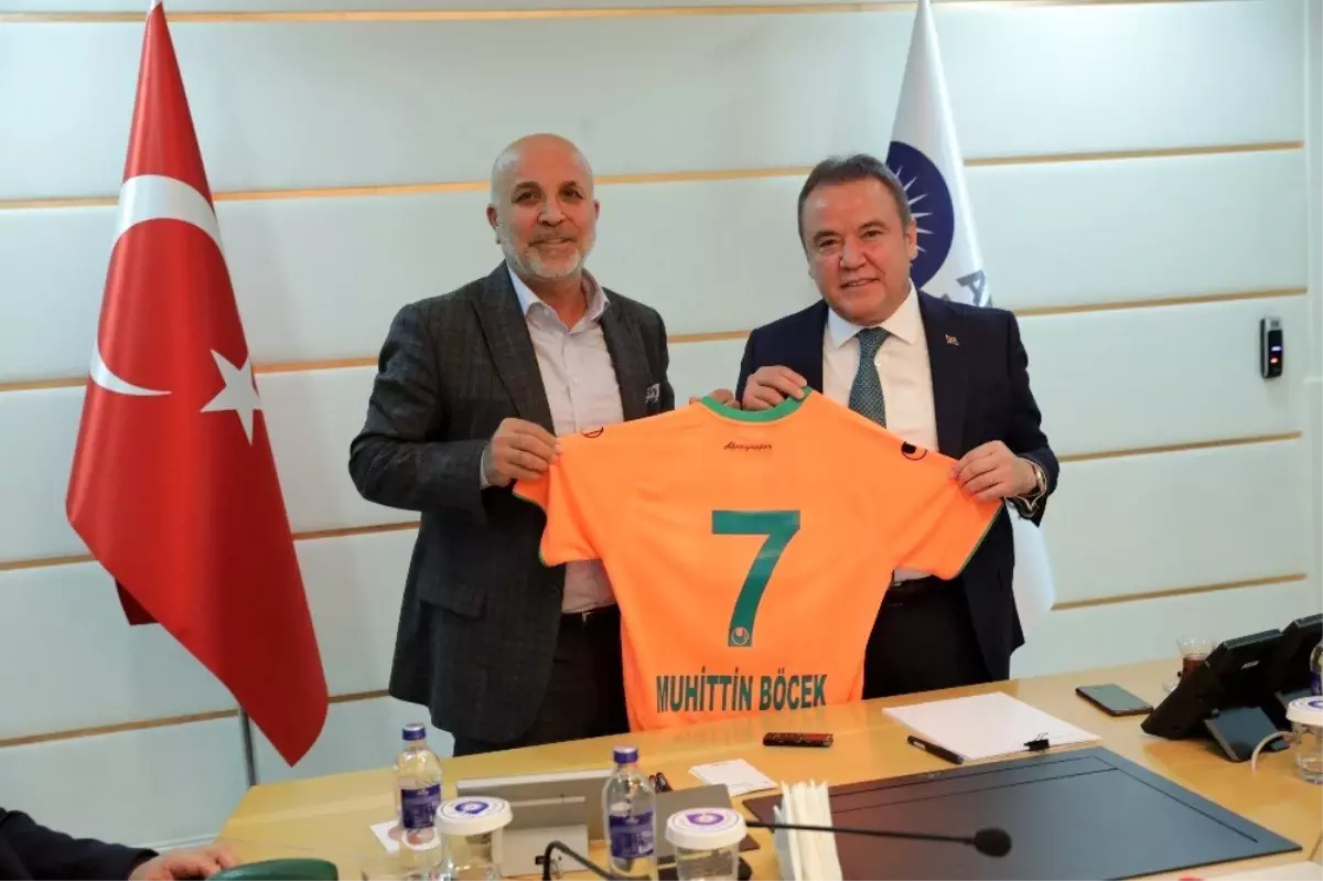 Başkan Böcek Alanyaspor ve taraftarı için marş yaptırdı