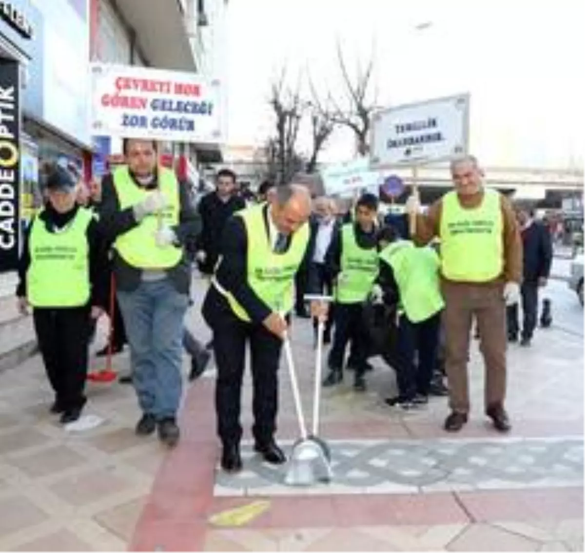 Belediye başkanı elinde süpürge ile sokakları süpürdü