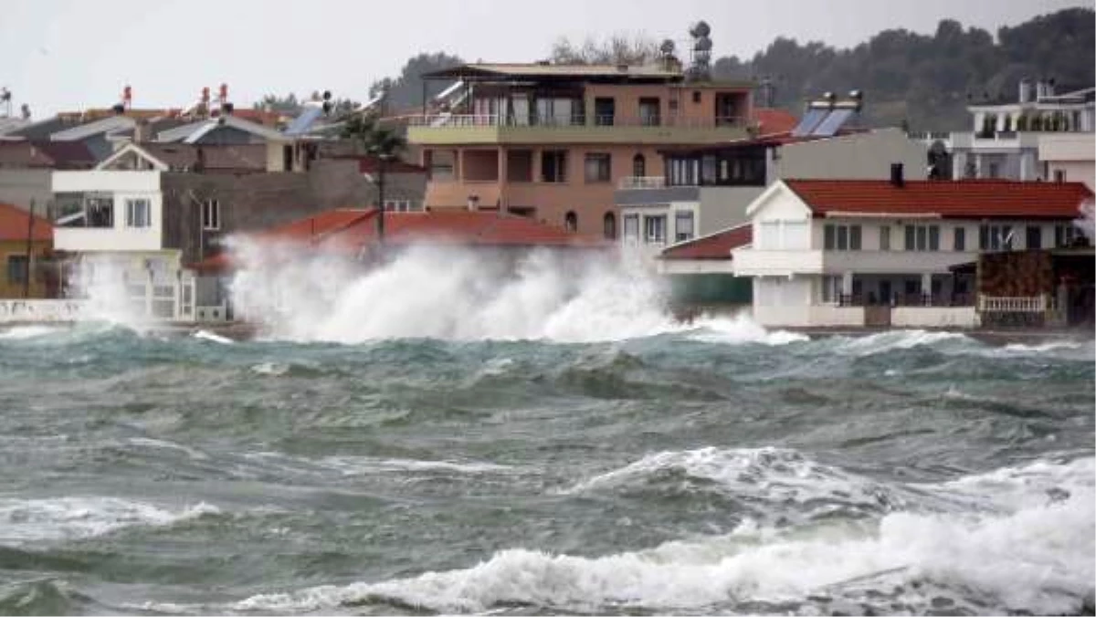 Çanakkale\'de lodos, deniz ulaşımını aksattı(2)