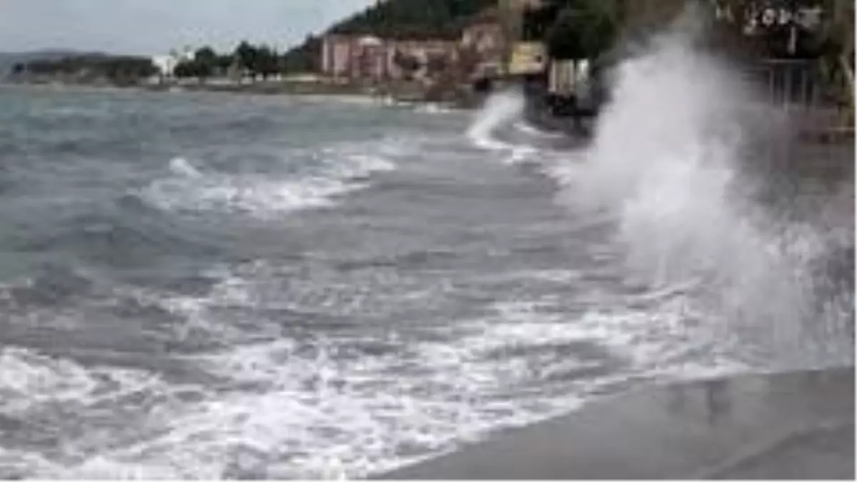 Çanakkale\'de lodos fırtınası deniz ulaşımını olumsuz etkiliyor