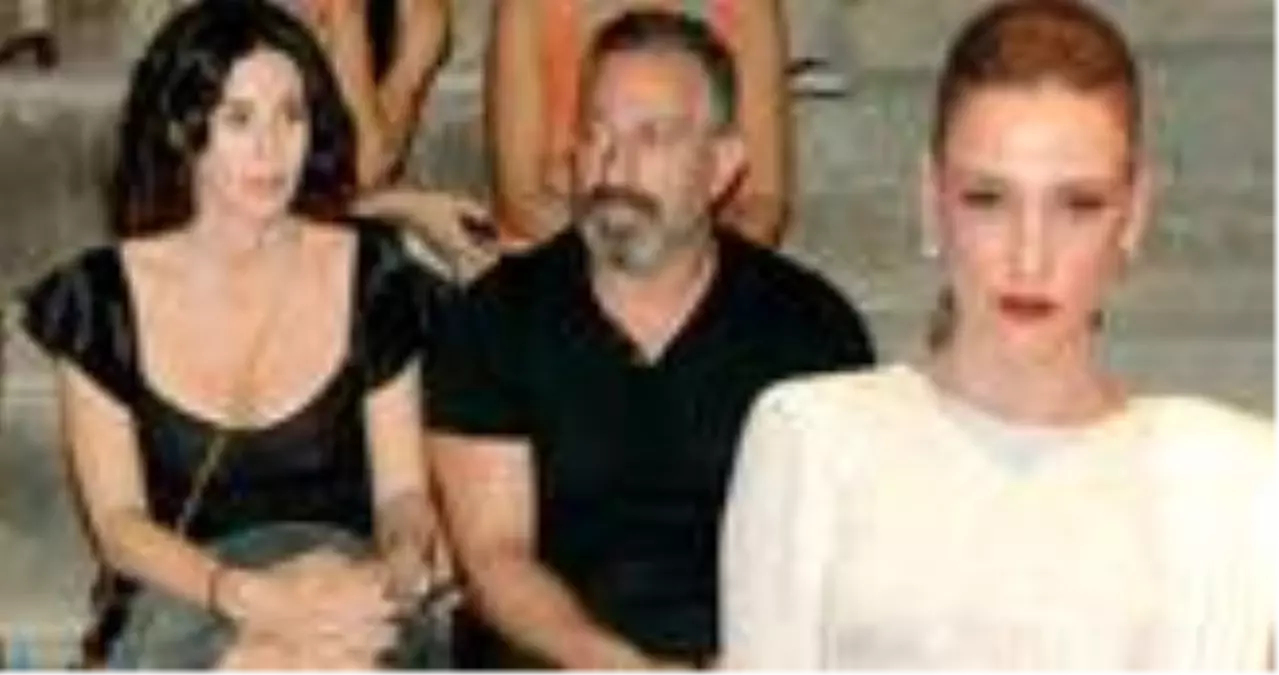 Defne Samyeli, Cem Yılmaz\'ın kendisini takipten çıkarmasıyla büyük şaşkınlık yaşadı