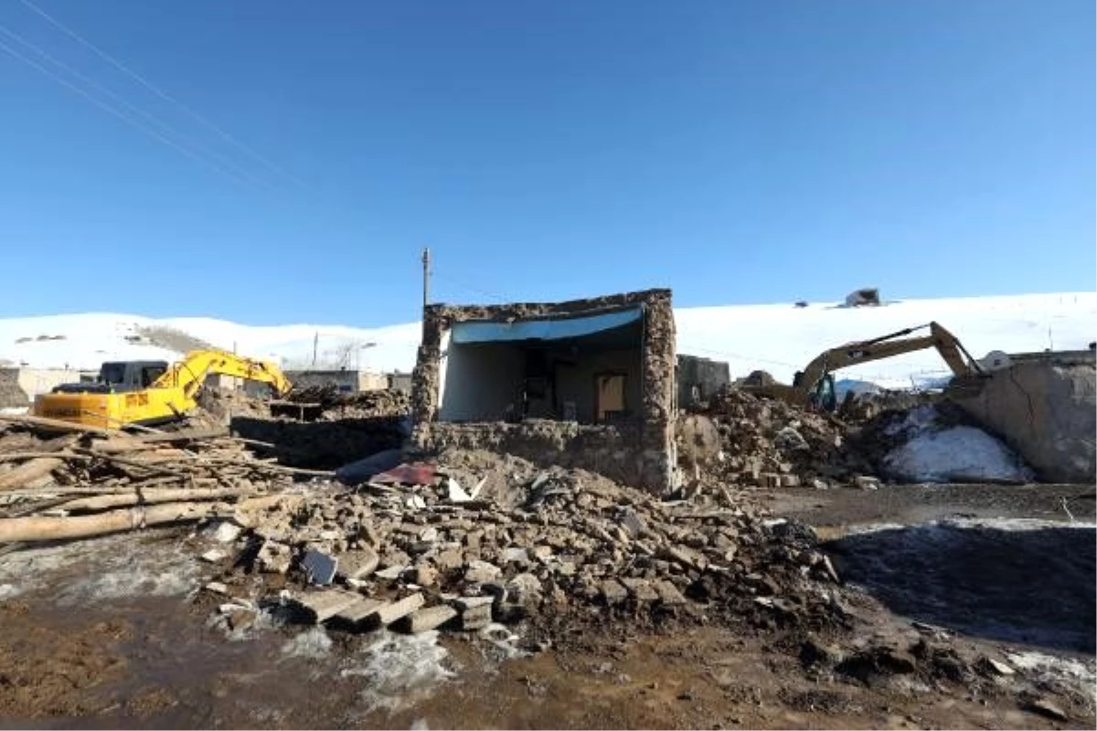 Deprem bölgesinde çadırlar kurulup, enkazlar kaldırılıyor