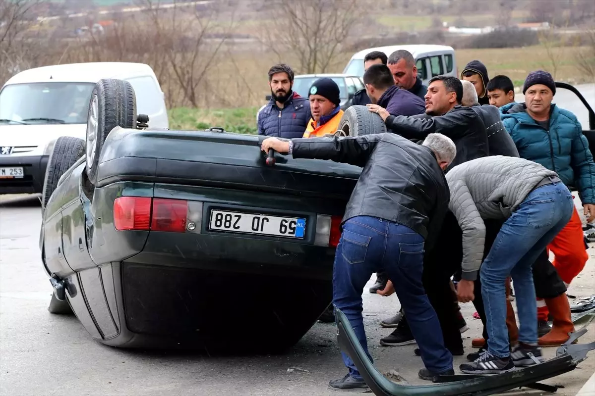 Edirne\'de iki otomobilin çarpıştığı kazada 4 kişi yaralandı