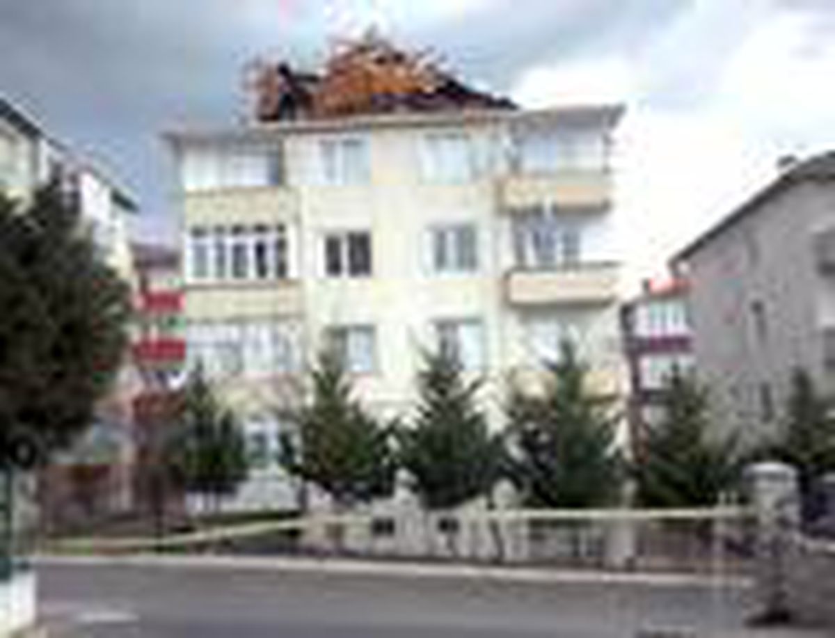 Fırtına, Tekirdağ\'da çatı uçurdu
