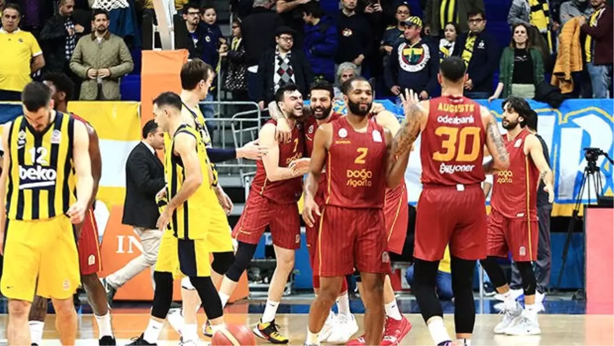 Galatasaray futboldan sonra basketbolda da Fenerbahçe\'yi mağlup etti! Fenerbahçe\'de büyük tepki...