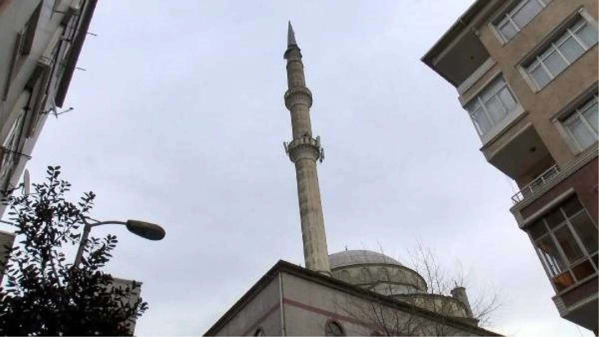 Güngören\'de cami minaresinin kurşun kaplamaları rüzgardan söküldü