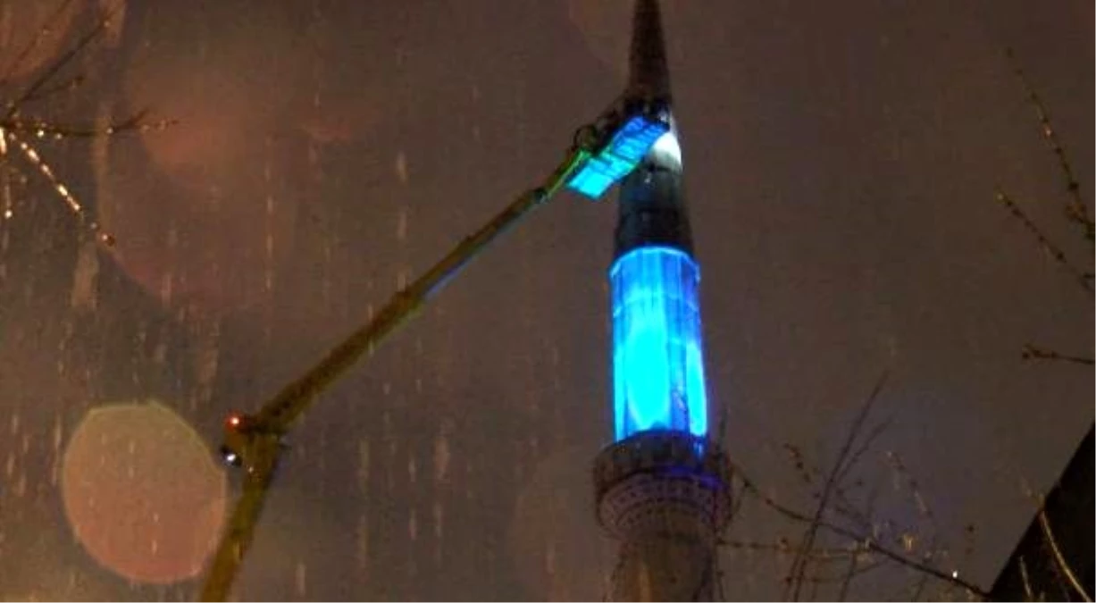 Güngören\'de fırtınanın söktüğü minarenin kurşun kaplamaları alındı