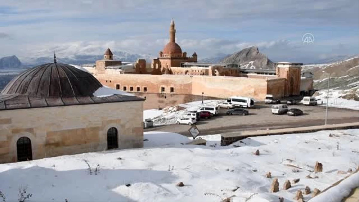 İshak Paşa Sarayı\'nda kış güzelliği yaşanıyor