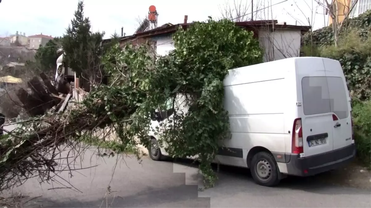 İstahbul\'da fırtına: Elektrik direği minibüsün üzerine devrildi