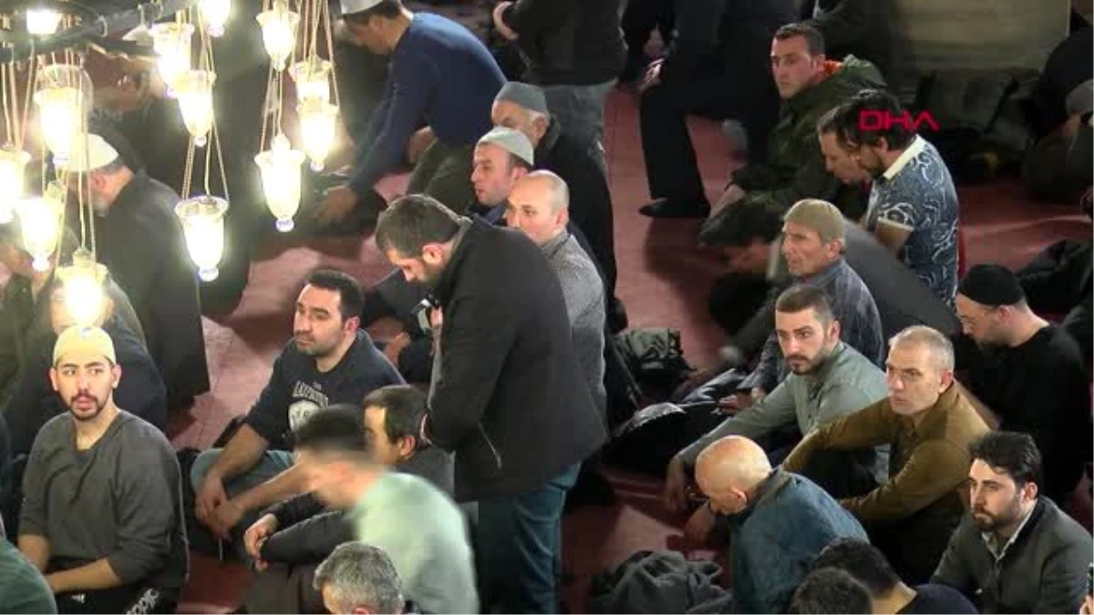 İstanbul-yağmura rağmen vatandaşlar eyüp sultan camii\'ni doldurdu