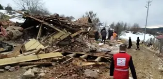 Kastamonu'da fırtına nedeniyle 2 katlı ahşap ev yıkıldı