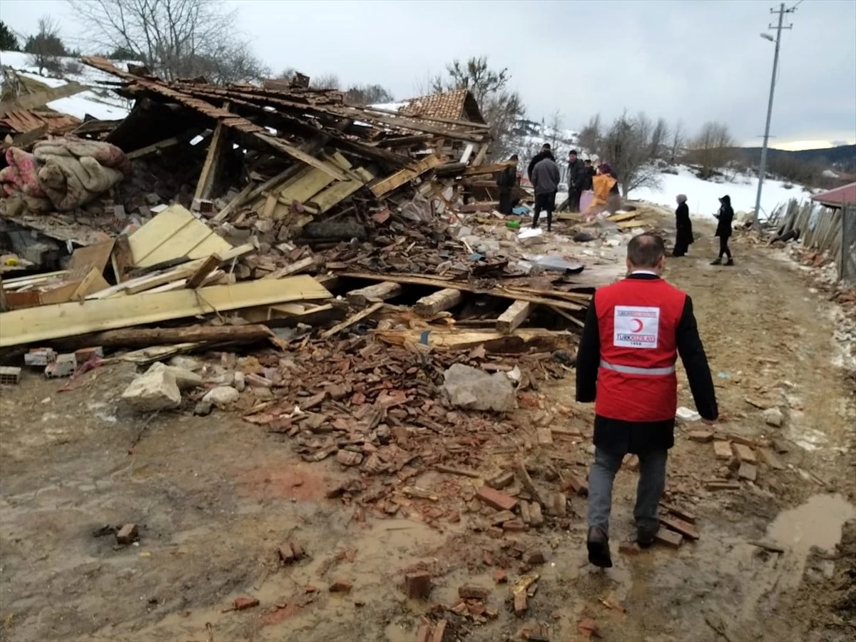 Kastamonu\'da fırtına nedeniyle 2 katlı ahşap ev yıkıldı