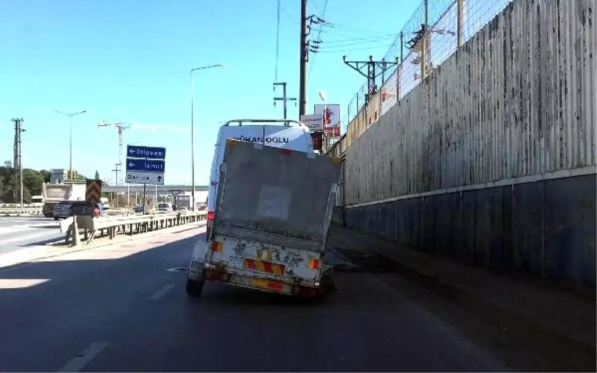 Minibüsün çektiği tek tekerlekli römorkla trafikte ilerledi