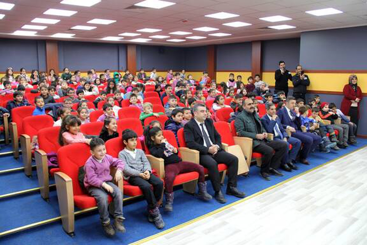 Müdür Tekin, öğrencilere tiyatro izletmek amacıyla tiyatro sahnesi hazırlattı