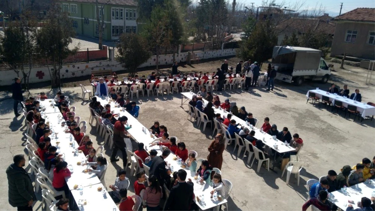 Rektör Kızılay\'dan öğrencilere kandil yemeği