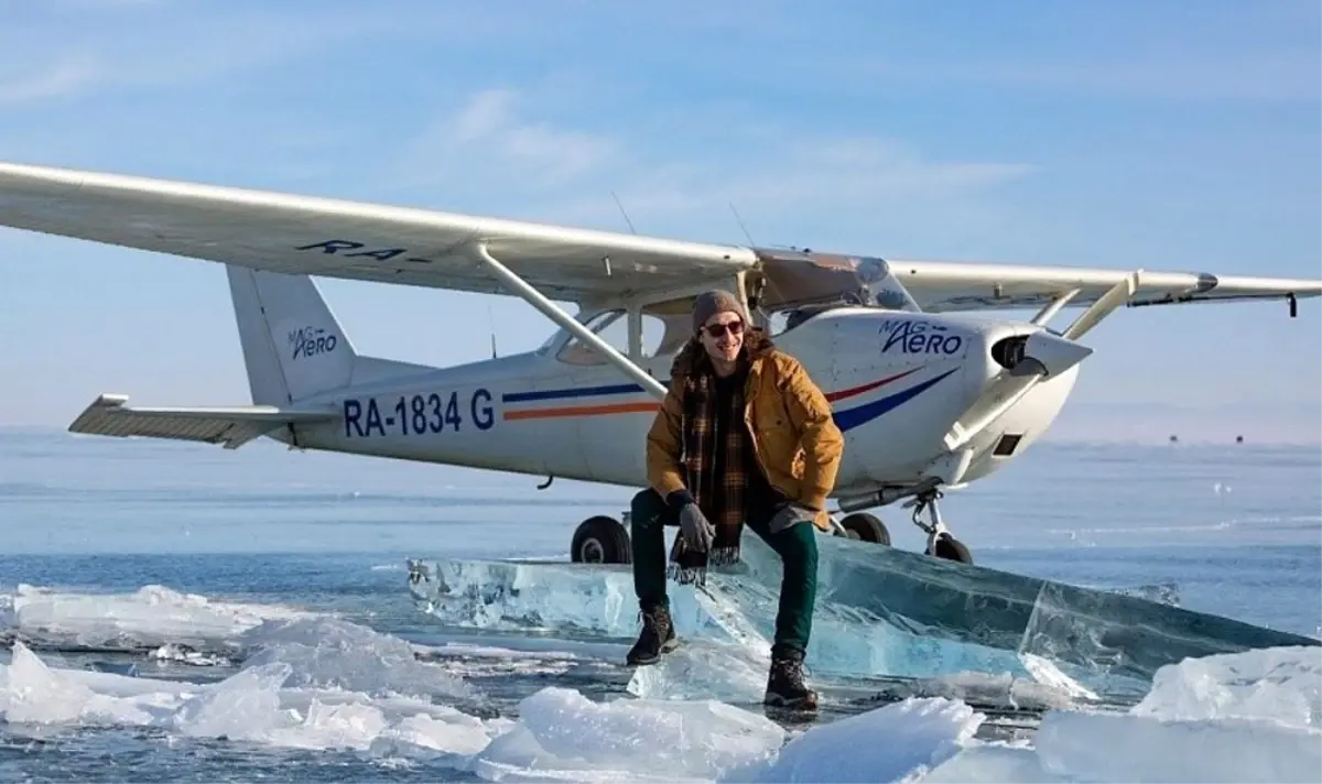 Rus pilot küçük uçağıyla buz tutan Baykal gölüne iniş yaptı