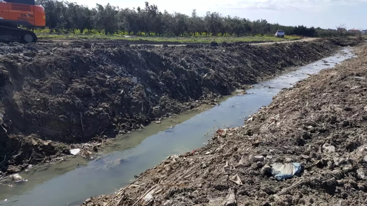 Samandağ\'da 35 yıldır temizlenmeyen kanal, temizleniyor!